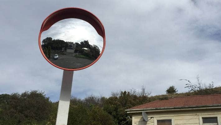 Wybór luster drogowych: Kluczowe kwestie bezpieczeństwa na drodze
